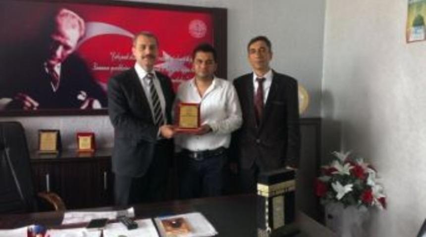 Eğitime Destek Veren İşadamına Teşekk&uuml;r Plaketi Verildi