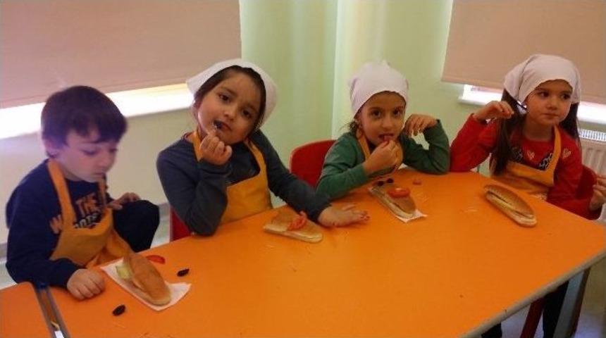 Minik Şefler Sandvi&ccedil; Yapımını &Ouml;ğrendi