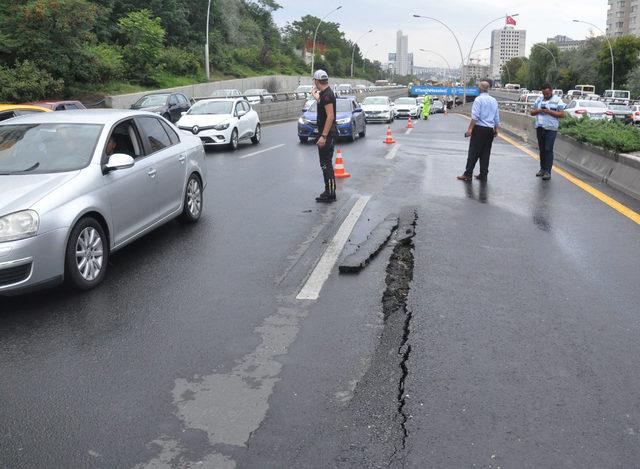 Ankara'da sağanak nedeniyle yol çöktü