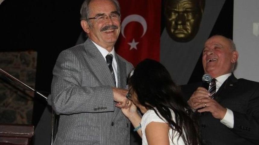 B&uuml;y&uuml;kerşen&rsquo;i Kendisine Hayran Bırakan K&uuml;&ccedil;&uuml;k Kız