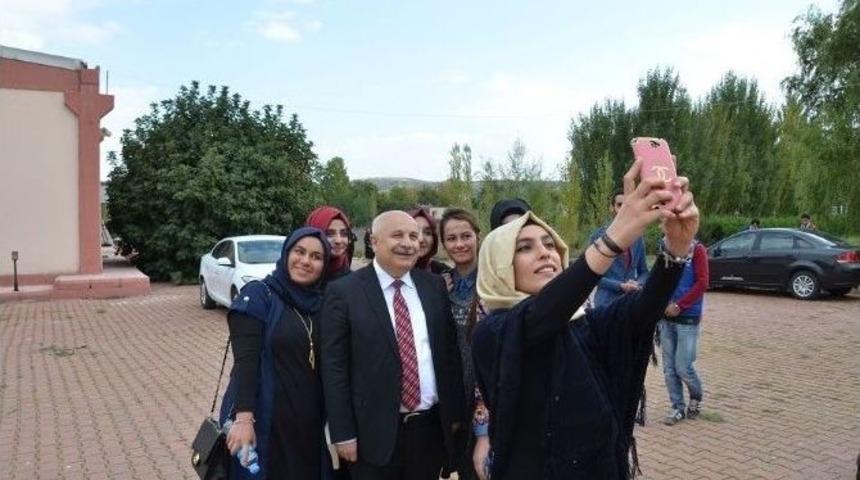 Rekt&ouml;r G&ouml;n&uuml;ll&uuml; İle &Ouml;ğrenciler Arasında Samimi Diyaloglar