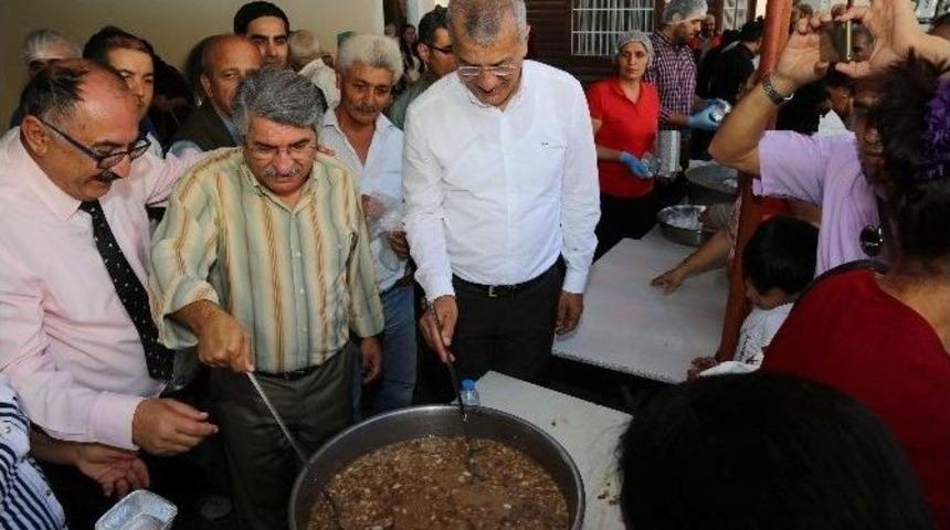 Milletvekili Sağlar Ve Başkan Tarhan, Vatandaşlara Aşure Dağıttı