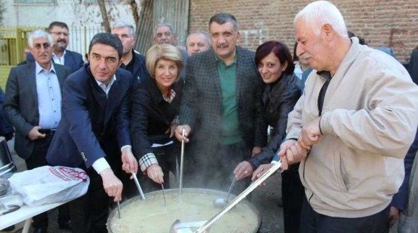 Atak&ouml;y Mahalle Muhtarı Bin Kişiye Aşure Dağıttı
