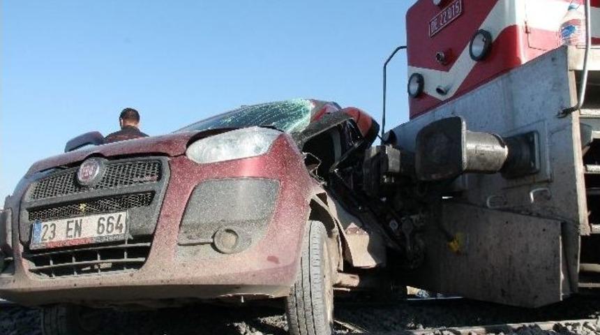 Tren &Ouml;n&uuml;ne Kattığı Aracı 200 Metre S&uuml;r&uuml;kledi: 2 Yaralı