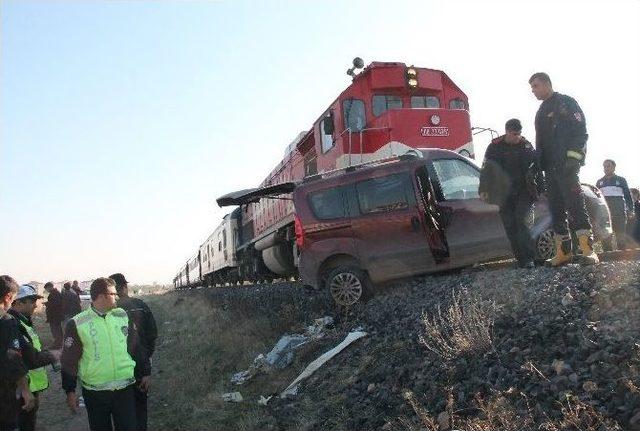 Tren Önüne Kattığı Aracı 200 Metre Sürükledi: 2 Yaralı