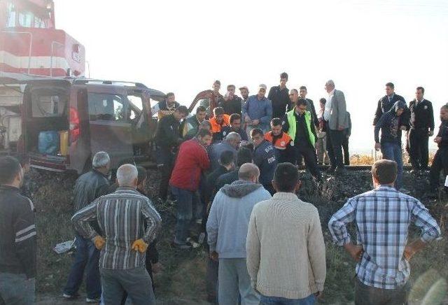 Tren Önüne Kattığı Aracı 200 Metre Sürükledi: 2 Yaralı