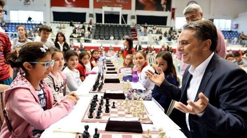 Ata&rsquo;yı Anma Satran&ccedil; Turnuvasında İlk Hamle Başkan Uysal&rsquo;dan
