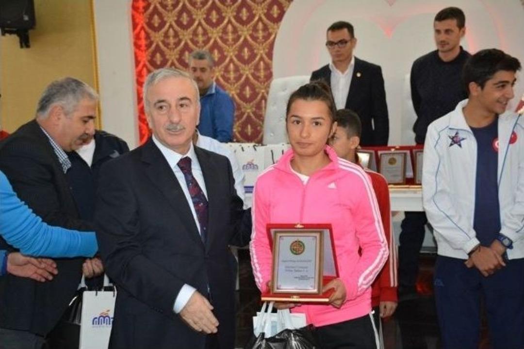 Başarılı Amat&ouml;r Sporculara &Ouml;d&uuml;lleri Verildi