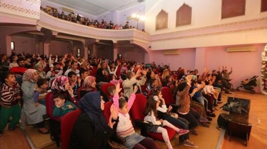 Büyükşehir Tiyatrosu Perdelerini Açtı