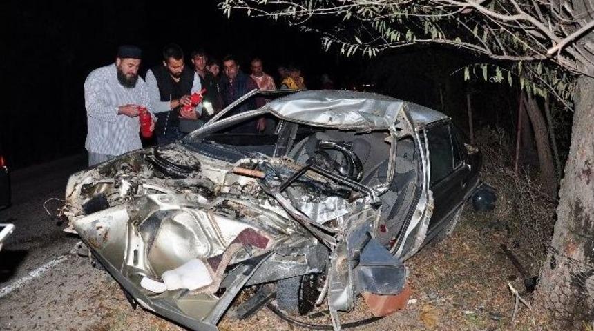 Otomobil Ağaca &Ccedil;arptı: 2 &Ouml;l&uuml;, 1 Yaralı