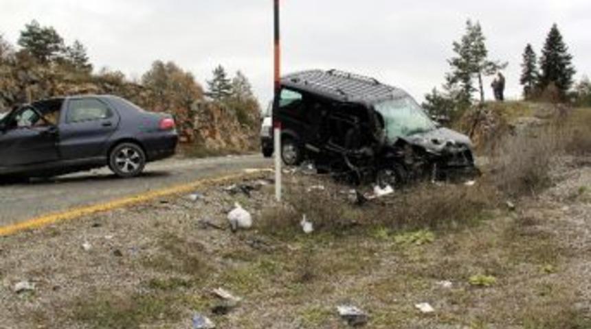 Kastamonu&rsquo;da İki Ara&ccedil; &Ccedil;arpıştı: 1 &Ouml;l&uuml;, 8 Yaralı