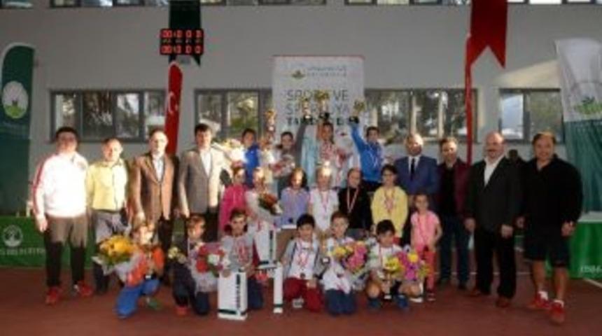 Minik Tenis&ccedil;iler Madalyalarını Aldı