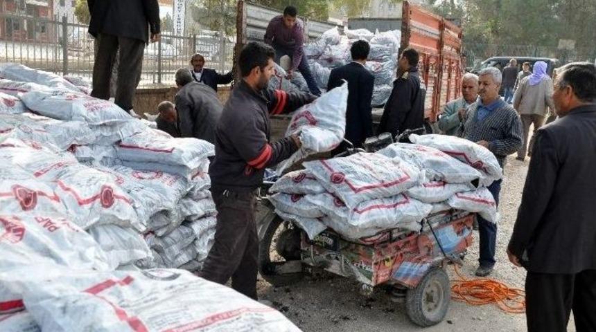 Ak&ccedil;akale&rsquo;de Fakir Ailelere K&ouml;m&uuml;r Yardımı