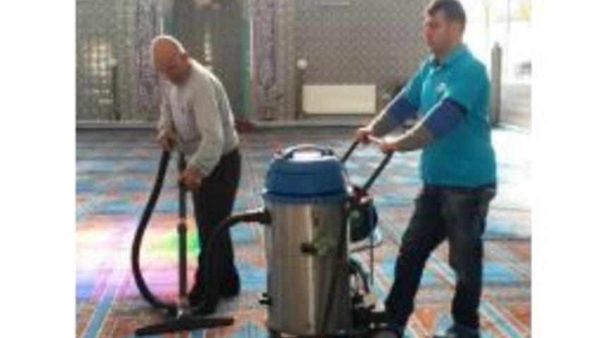 Bir Ayda 70 İbadethane Temizlendi