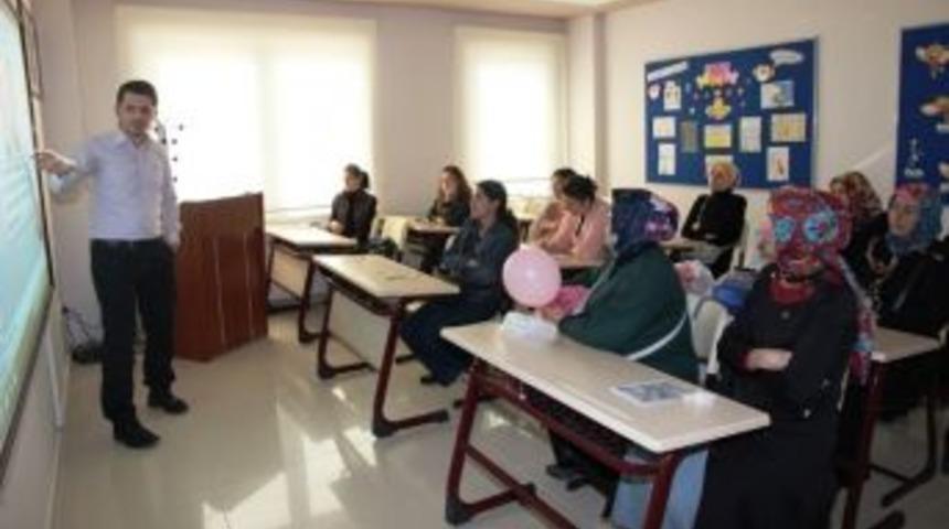 Anne Okulu&rsquo;nda &Ccedil;ocuklarını Daha İyi Tanımayı &Ouml;ğreniyorlar