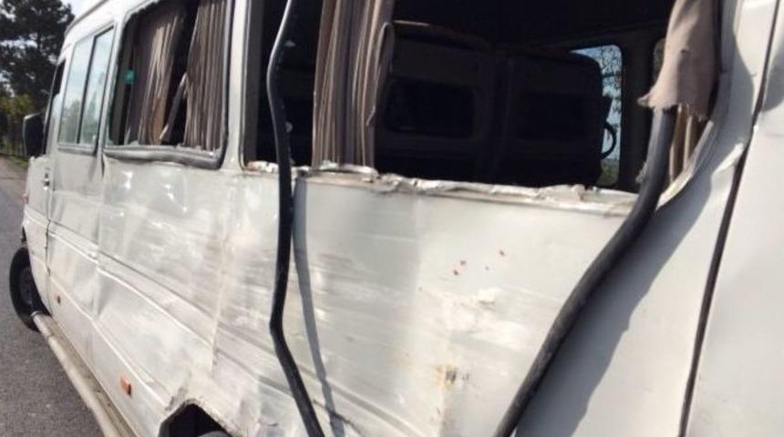 Elazığ&rsquo;da Minib&uuml;s İle Kamyonet &Ccedil;arpıştı: 2 Yaralı