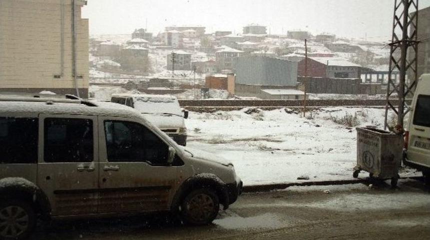&Ouml;zalp&rsquo;a Yılın İlk Karı Yağdı