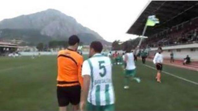 Futbolcunun İlginç Gol Sevinci