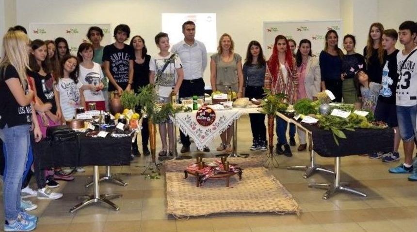 T&uuml;rk Ve Polanyalı Gen&ccedil;ler Tarlada Hasat Yaptı