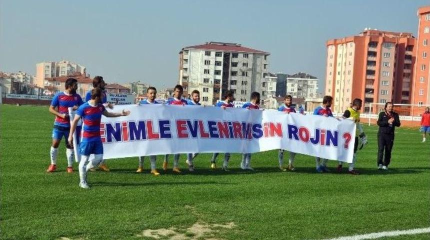 Yeşil Sahada Evlilik Teklifi