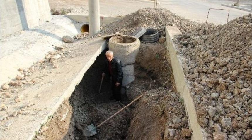 Toprak Altında Kalan İş&ccedil;iyi Arkadaşları Kurtardı