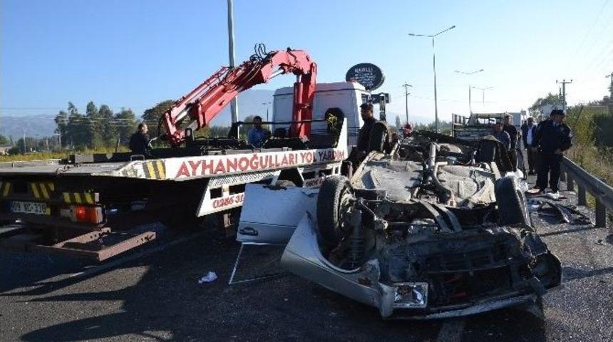 Nazilli&rsquo;de Kamyonet İle Otomobil &Ccedil;arpıştı: 3 Yaralı