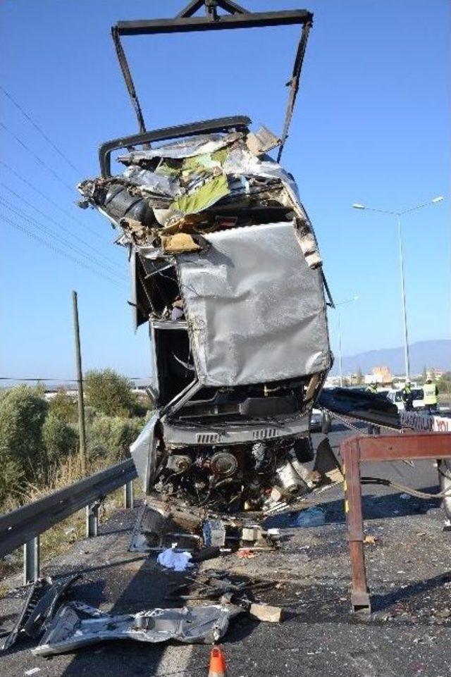 Nazilli’de Kamyonet İle Otomobil Çarpıştı: 3 Yaralı