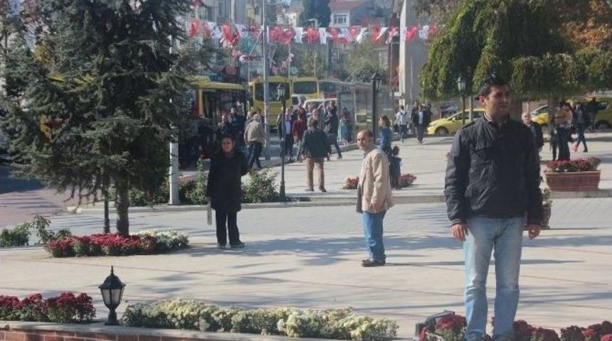 Sireni Duyan Saygı Duruşuna Ge&ccedil;ti