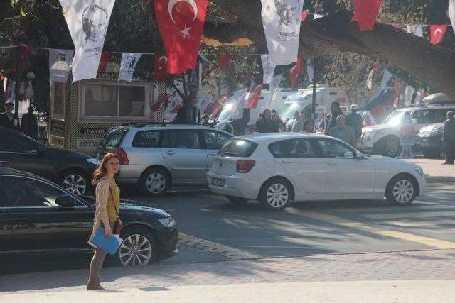 Sireni Duyan Saygı Duruşuna Geçti