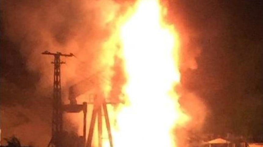 Petrol Kulesinde Yangın &Ccedil;ıktı