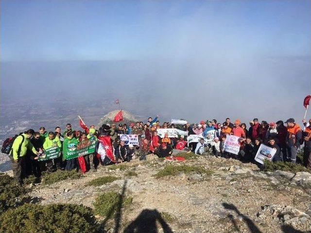 Ata’yı Anma Spil Dağı Zirve Tırmanışı Yapıldı