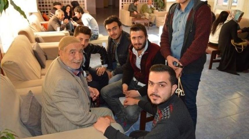 Ak Partili Gen&ccedil;lerden, Huzurevi&rsquo;ne Ziyaret