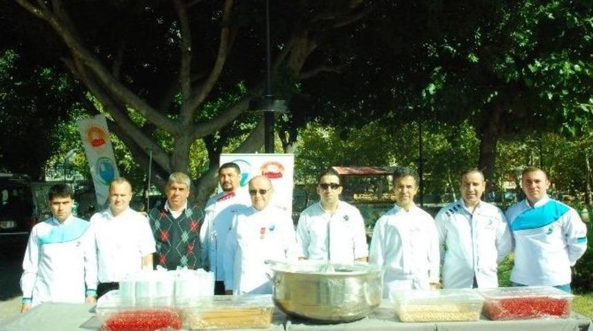 Manavgat Aş&ccedil;ılar Derneği 3 Bin Kişiye Aşure Dağıttı