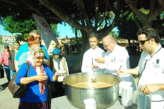 Manavgat Aşçılar Derneği 3 Bin Kişiye Aşure Dağıttı