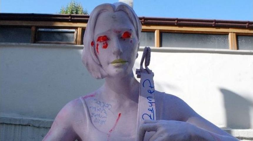 &Ccedil;ello &Ccedil;alan Kadın Heykeline Yapmadıklarını Bırakmadılar