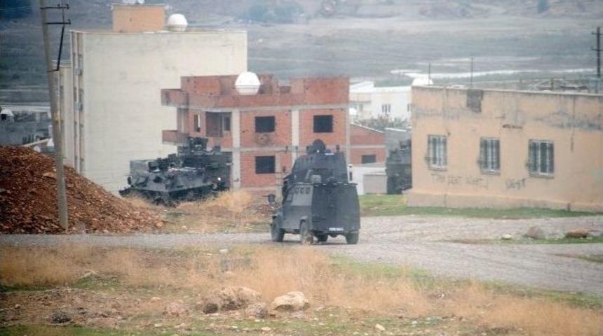 Cizre&rsquo;de Emniyet Binalarına Roketli Saldırı: 2 Polis Yaralandı