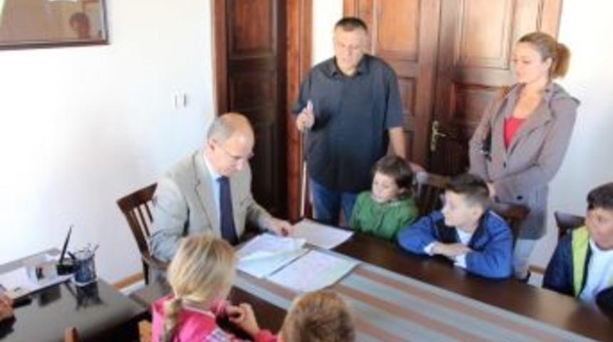 Ormanlıkları G&ouml;n&uuml;ll&uuml; Temizleyen &Ccedil;ocuklar Kaymakam Nazlı&rsquo;yı Ziyaret Etti