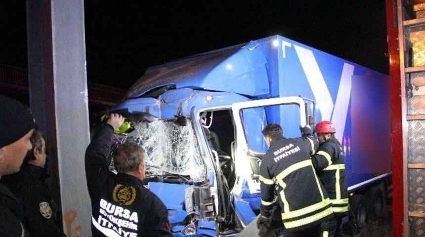 Kargo Kamyonu &Uuml;st Ge&ccedil;ide &Ccedil;arptı: 1 &Ouml;l&uuml;