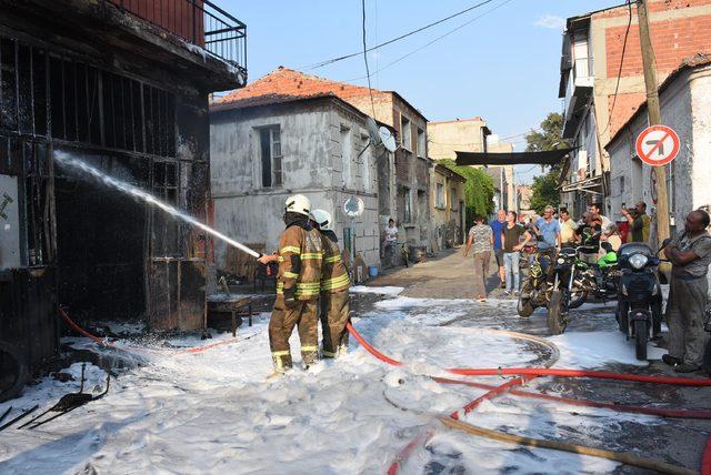 İzmir'de, motosiklet tamirhanesi yandı