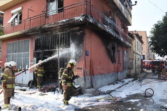 İzmir'de, motosiklet tamirhanesi yandı