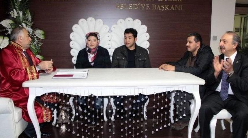 Savaştan Ka&ccedil;an Afgan &Ccedil;ift Erzurum&rsquo;da Evlendi