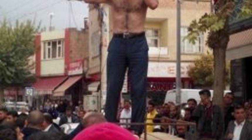 İtirazı Kabul Edilmeyince Soyunarak Tepki G&ouml;sterdi