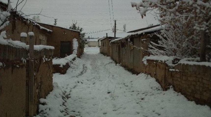 &Ouml;zalp&rsquo;te Kar Yağışı Devam Ediyor