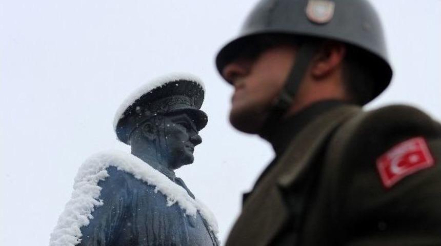 Erzurum&rsquo;da 10 Kasım T&ouml;renleri Kar Yağışı Altında Yapıldı