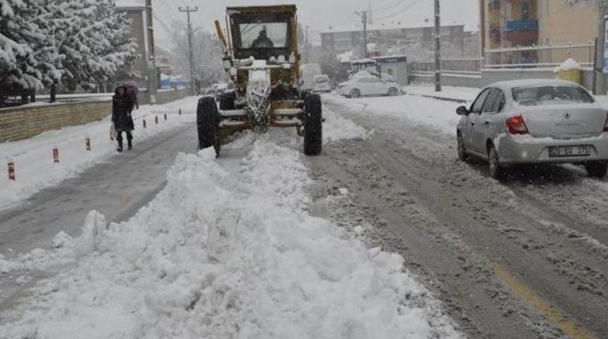 Paland&ouml;ken Belediyesi Mevsimin İlk Karını Temizlemeye Başladı