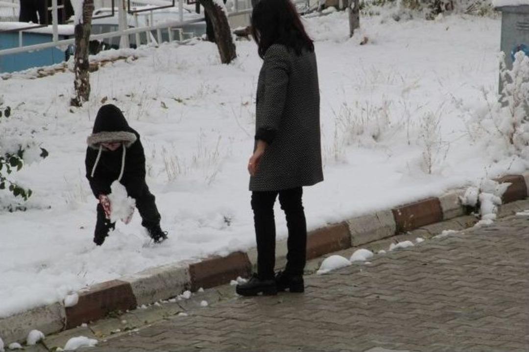 Başkale&rsquo;de Kar Hayatı Olumsuz Etkiledi