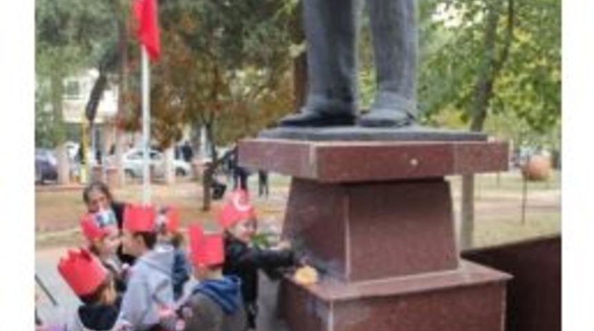Sarıg&ouml;ll&uuml; Minikler Atat&uuml;rk Heykelini &Ccedil;i&ccedil;eklerle Donattı