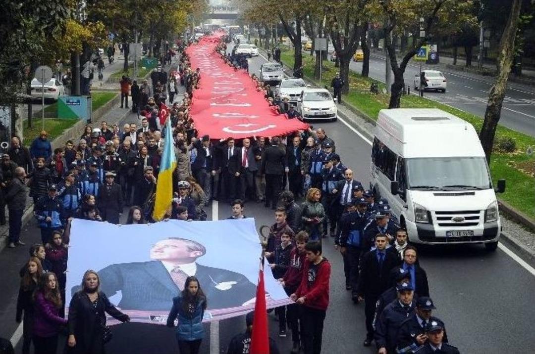 Beşiktaşlılar 1001 Metre T&uuml;rk Bayrağı A&ccedil;arak, Atat&uuml;rk&rsquo;&uuml; Andı