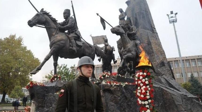 Simit&ccedil;i Teyze Ata&rsquo;sını Yine Asker Selamıyla Andı