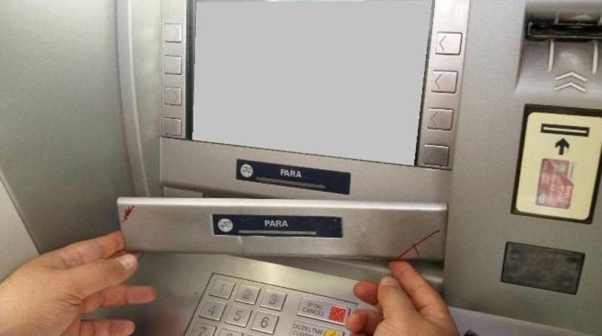 Atm&rsquo;deki D&uuml;zeneği Polisler Fark Etti